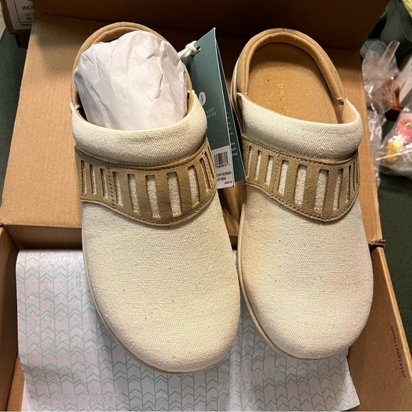 Revitalign Orthotic Canvas Clogs Maria Cream 5.5D 5.5 Wide - Picture 4 of 6